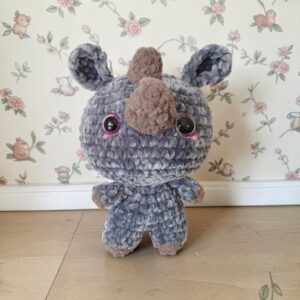 🦏 Petit Rhinocéros au Crochet en Laine Chenille – Peluche Artisanale Toute Douce