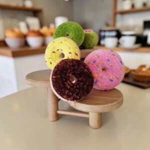 🍩 Donuts en Peluche au Crochet en Laine Chenille – Différents Parfums au Choix