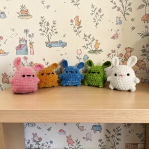 🐰 Mini Lapin au Crochet en Laine Chenille – Plusieurs Couleurs au Choix