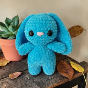 💙🐰 Petit Lapin Bleu au Crochet en Laine Chenille – Peluche Artisanale Faite Main