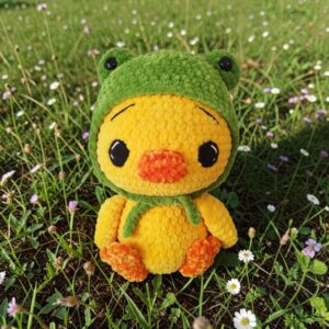 🐥🐸 Grand Poussin avec Bonnet Grenouille au Crochet en Laine Chenille ✨