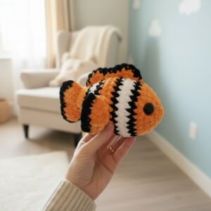 🐠 Poisson Clown au Crochet en Laine Chenille – Peluche Artisanale Faite Main